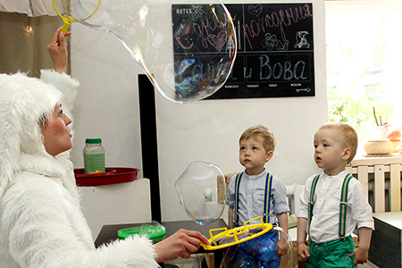Шоу мыльниых пузырей на детский день роджения в Екатеринбурге в студии Артмезонин