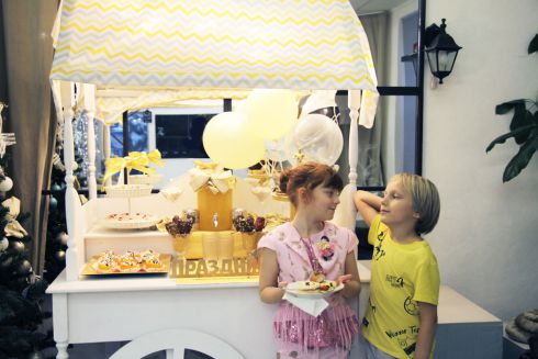 Доставка еды и праздничное оформление стола на детский день рождения в Екатернибурге в студии Артмезонин