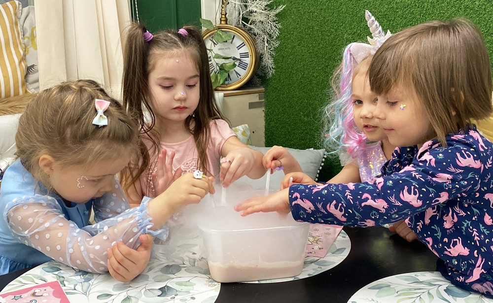Крио шоу и мороженое на детский день роджение в Екатеринбурге в студии Артмезонин
