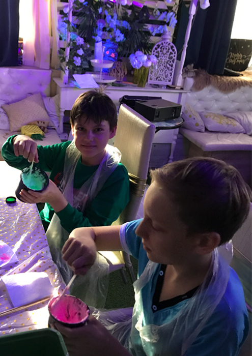 Мастер класс по изготовлению неоновых слаймов на детский день рождения в Екатеринбурге в студии Артмезонин