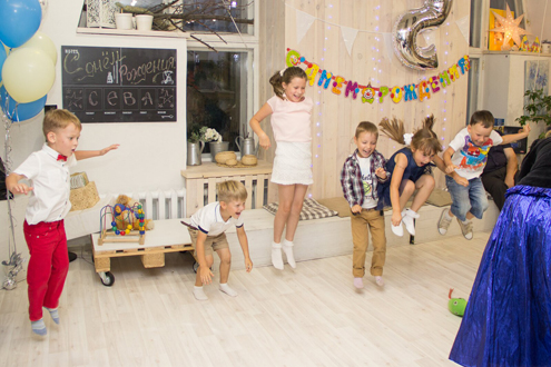 Школа магии на детский день рождения в Екатеринбурге в студии Артмезонин